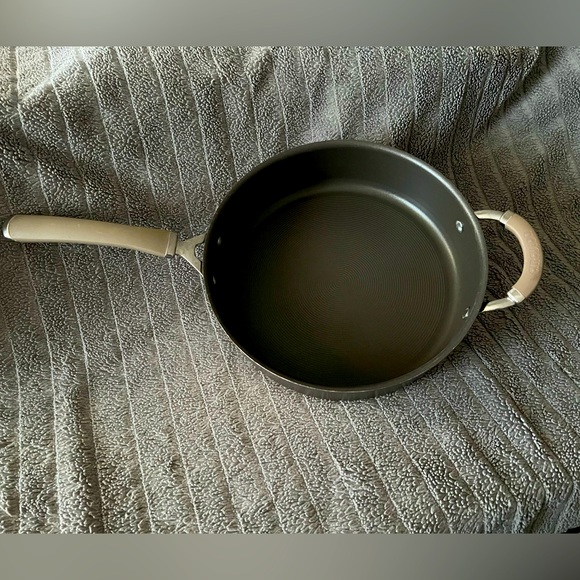 CIRCULON Premier Professional 5qt. Sauté Pan - Picture 4 of 9